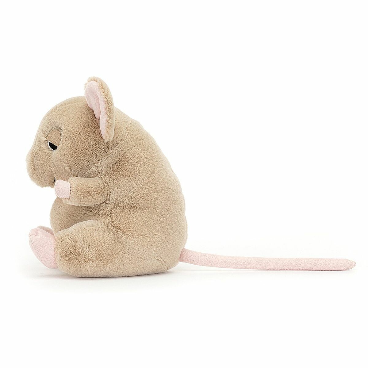 Peluche petite Souris 16cm. Une souris caramel avec des orteils en suédine rose, une queue rose courbée et un ventre moelleux, les magnifiques paupières brodées de qui sont sur le point de se fermer