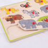 Les jeunes enfants vont adorer les illustrations de ce puzzle à encastrement coloré : 1 lion, 1 singe, 1 léopard, 1 buffle, 1 zèbrre, 1 rhinocéro, 1 éléphant, 1 arbre, 1 girafe.