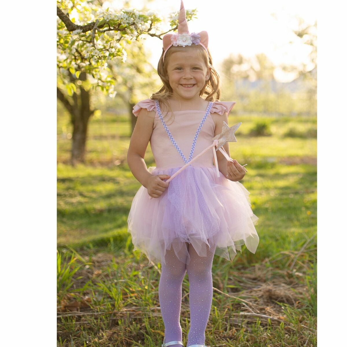Votre enfant de 3/4 ans se sentira aussi magique qu'une licorne dans cet ensemble robe et bandeau licorne Ill comprend une robe rose tendre avec des mancherons à volants, des détails violets, une jupe en tulle avec des volants et un bandeau licorne fleuri.