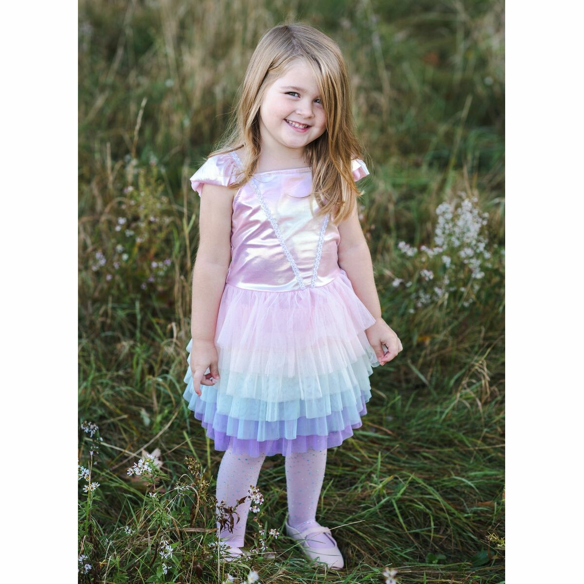 Le haut est en spandex irisé métallisé et la jupe en tulle arc-en-ciel est composée de couches de tulle violet, bleu, vert, rose et jaune.