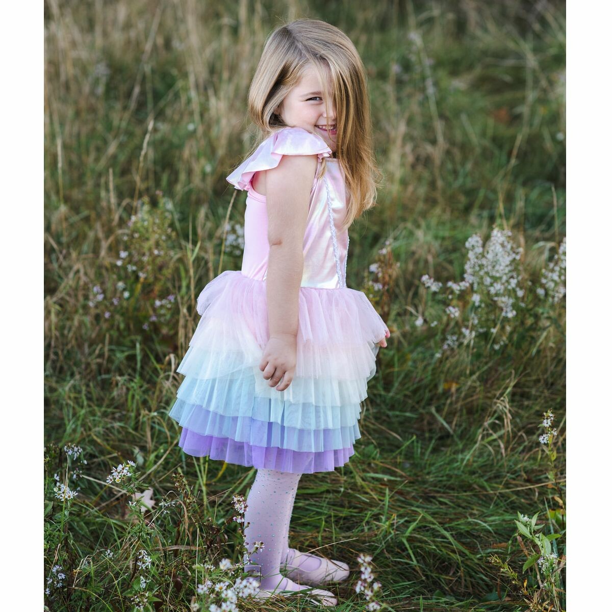 Une idée qui plaît toujours aux enfants :  installer un coffre à déguisements. Comme ils adorent les jeux de rôle, ces tenues qu’ils pourront piocher dans leur coffre permettent de renforcer les scénarios qu'ils mettent en scène. Ils ont à ce moment là le pouvoir de jouer sur leur image. Ces jeux de rôle ont de profonds effets positifs sur leur développement. Le déguisement participe à l'éveil des enfants. C'est un beau tremplin vers l’imaginaire. Ils favorisent le développement de l'imagination de la créativité, indispensable pour l'épanouissement de nos chers petits.