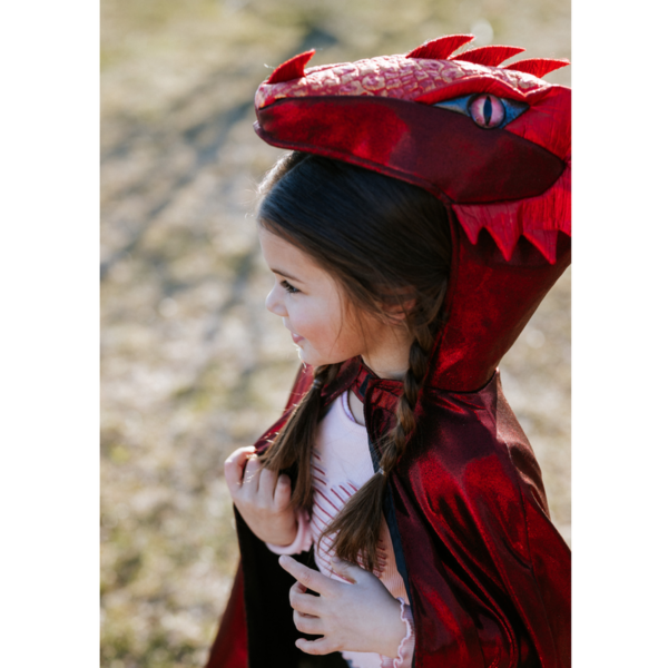 Découvrez cette magnifique Cape de Dragon rubis couleur métallisée pour les enfants de 5/6 ans ! Cette cape n’est pas un vêtement ordinaire ; c'est le costume indispensable pour tous ceux qui souhaitent ajouter une touche de magie mythique à leur garde-robe !