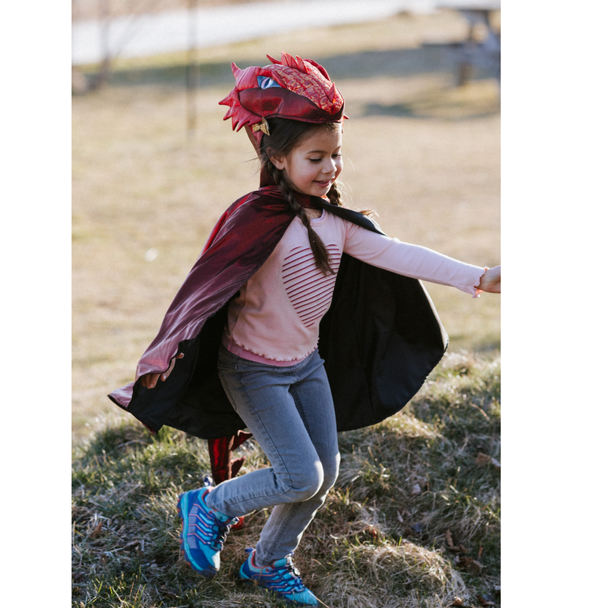 Elle peut être portée lors de fêtes costumées, de jeux de rôle ou simplement pour s'amuser à se transformer en puissant dragon dans le confort de son propre foyer.