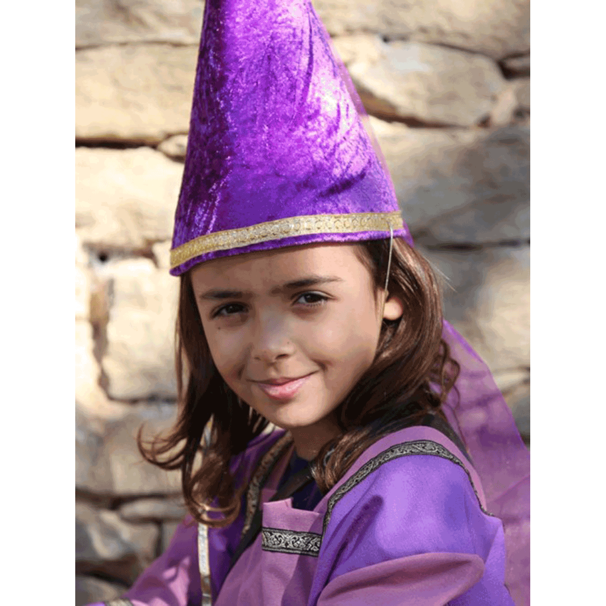 Avec son ruban d'organza au dos, cette coiffe pointue donnera du style et de l'élégance à toutes celles qui le porteront.