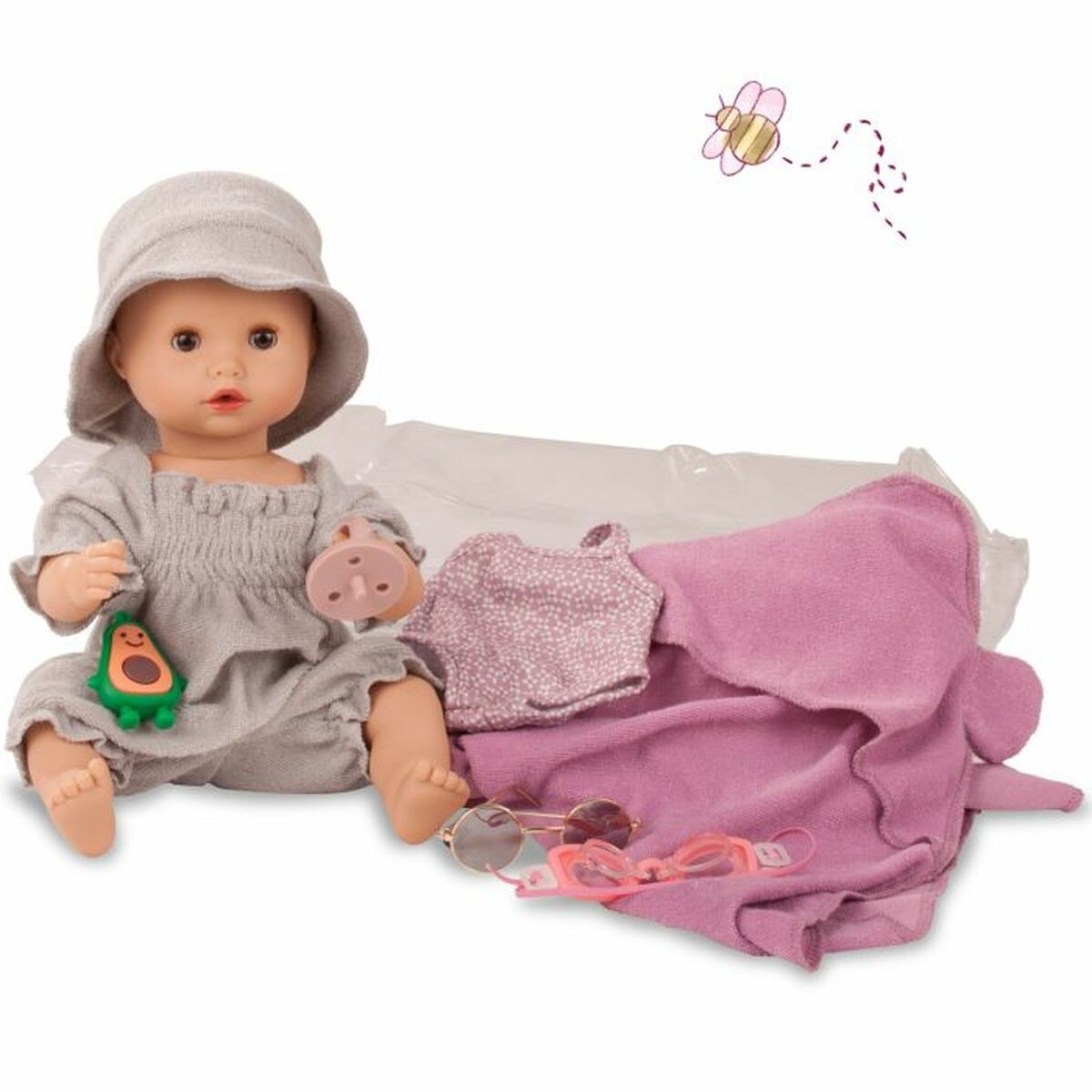 Poupée-baigneur-Aquini-coffret-10pièces Quand arrive l'heure de barboter dans la piscine. Votre enfant s'amusera à enfiler le maillot de bain et les lunettes à sa poupée. Pour vous réchauffer, il faudra l'envelopper dans la serviette douillette à capuche. Quand vient l'heure de rentrer à la maison, la jolie poupée sera habillée avec sa salopette chic en éponge et son chapeau assorti.