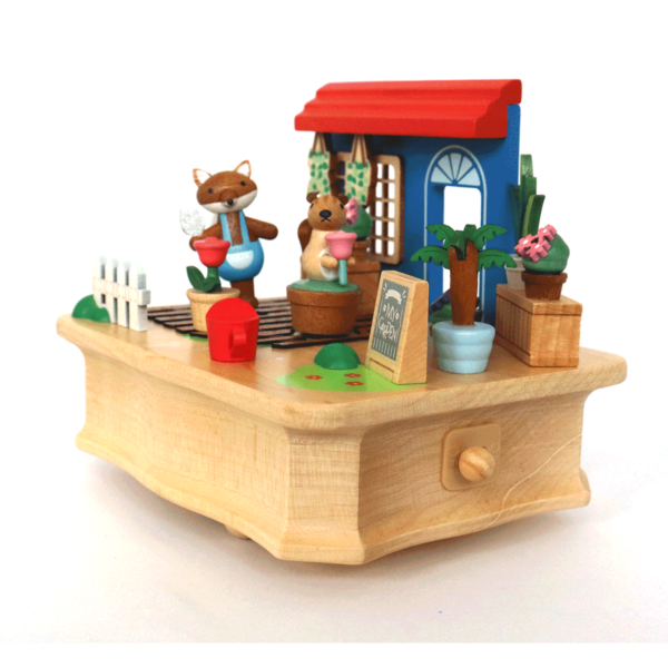 La boîte à musique animée Jardin et Renard est un très bel objet de décoration pour une chambre d'enfant.