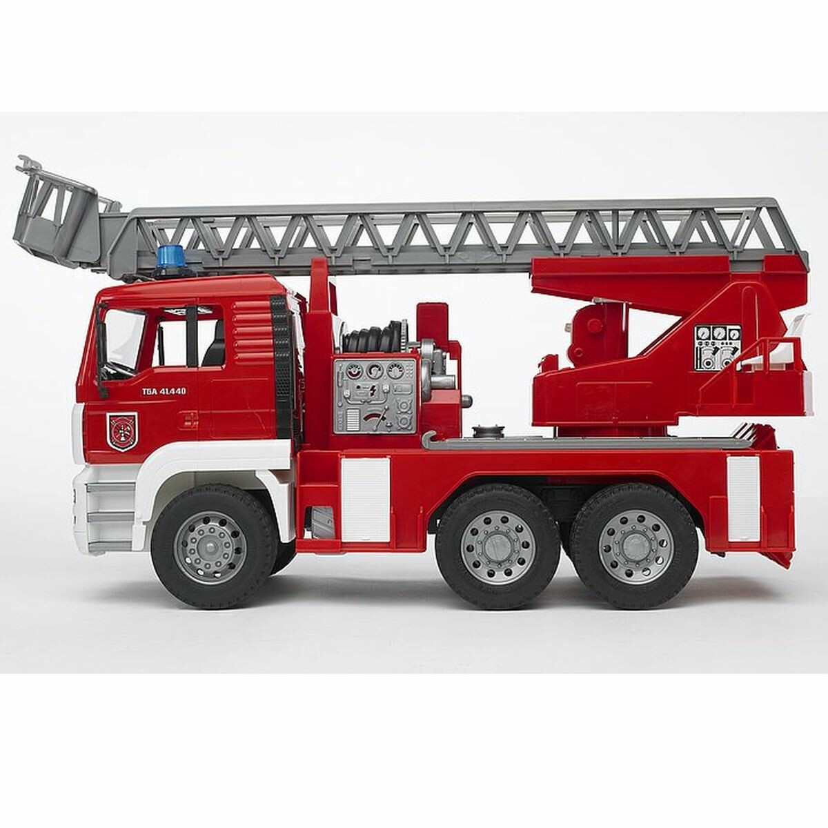 Bidiboule-Camion-Pompier Le module son et lumière avec quatre fonctions différentes, avertisseur, bruit de moteur, feu clignotant et bruit de sirène est compris dans cet ensemble. Les pneus profilés complètent le tableau.
