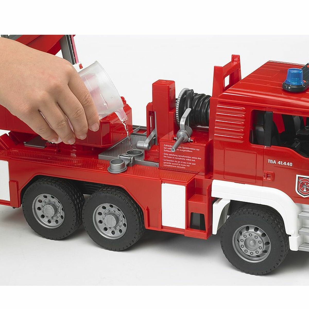 Bidiboule-Camion-Pompier Manipuler le camion, actionner l'échelle, et jouer avec les différentes fonctionnalités du jouet favorisent le développement moteur fin et global de l'enfant. Cela peut aider à améliorer sa coordination œil-main et à renforcer ses muscles.