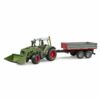 Avec ce superbe Petit Tracteur avec chargeur et remorque, les apprentis agriculteurs peuvent s'occuper de leurs champs sans difficulté !