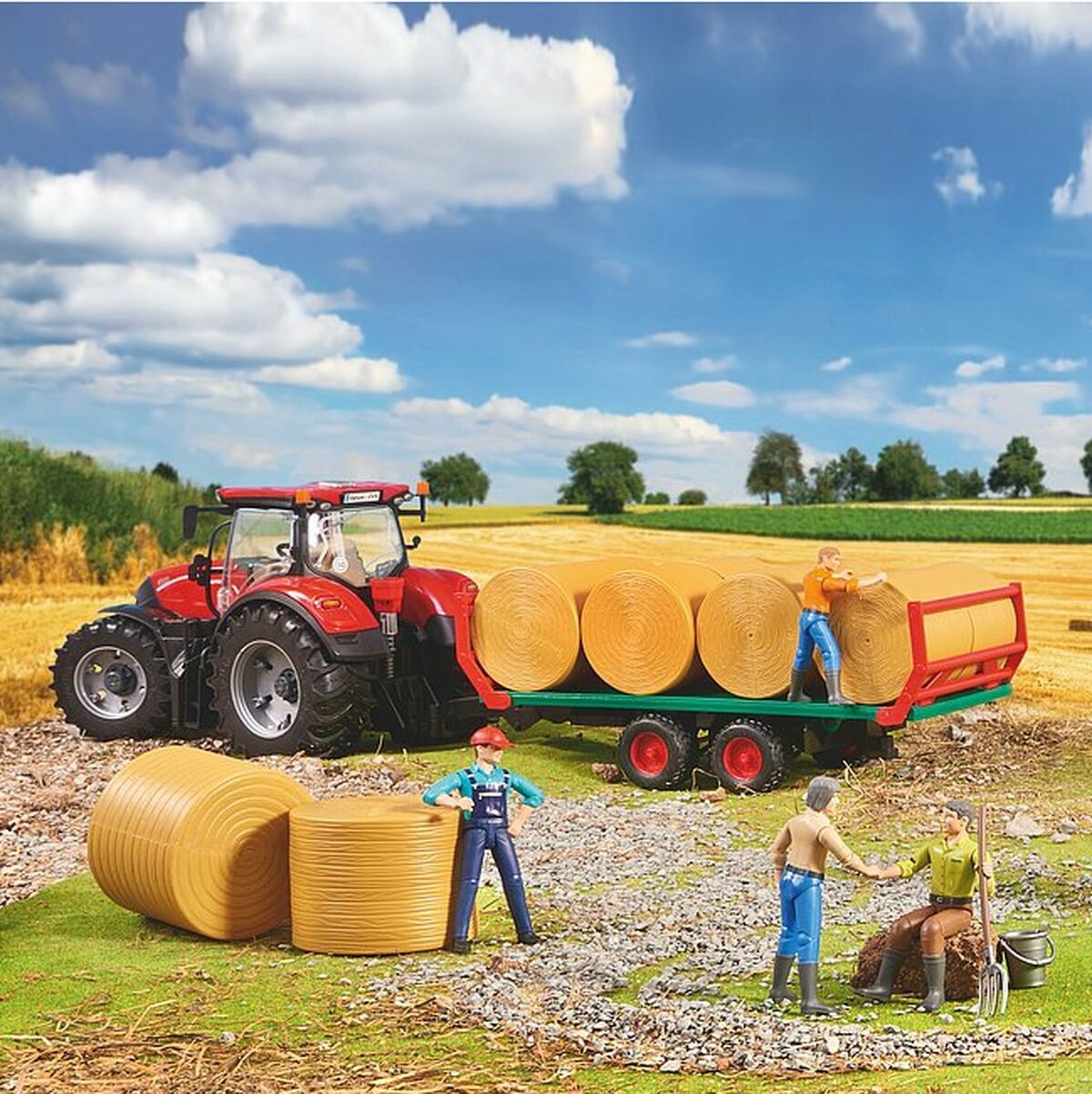 Remorque-8--ballots-Foin Les bottes de paille et d'ensilage souvent visibles dans les champs en automne doivent être transportés de manière adéquate du champ à l'étable ou la grange. Ce type de transport nécessite généralement une remorque spéciale, qui est désormais disponible dans notre gamme de produits. Ce modèle se caractérise par son échelle escamotable et comprend 8 balles de foin.
