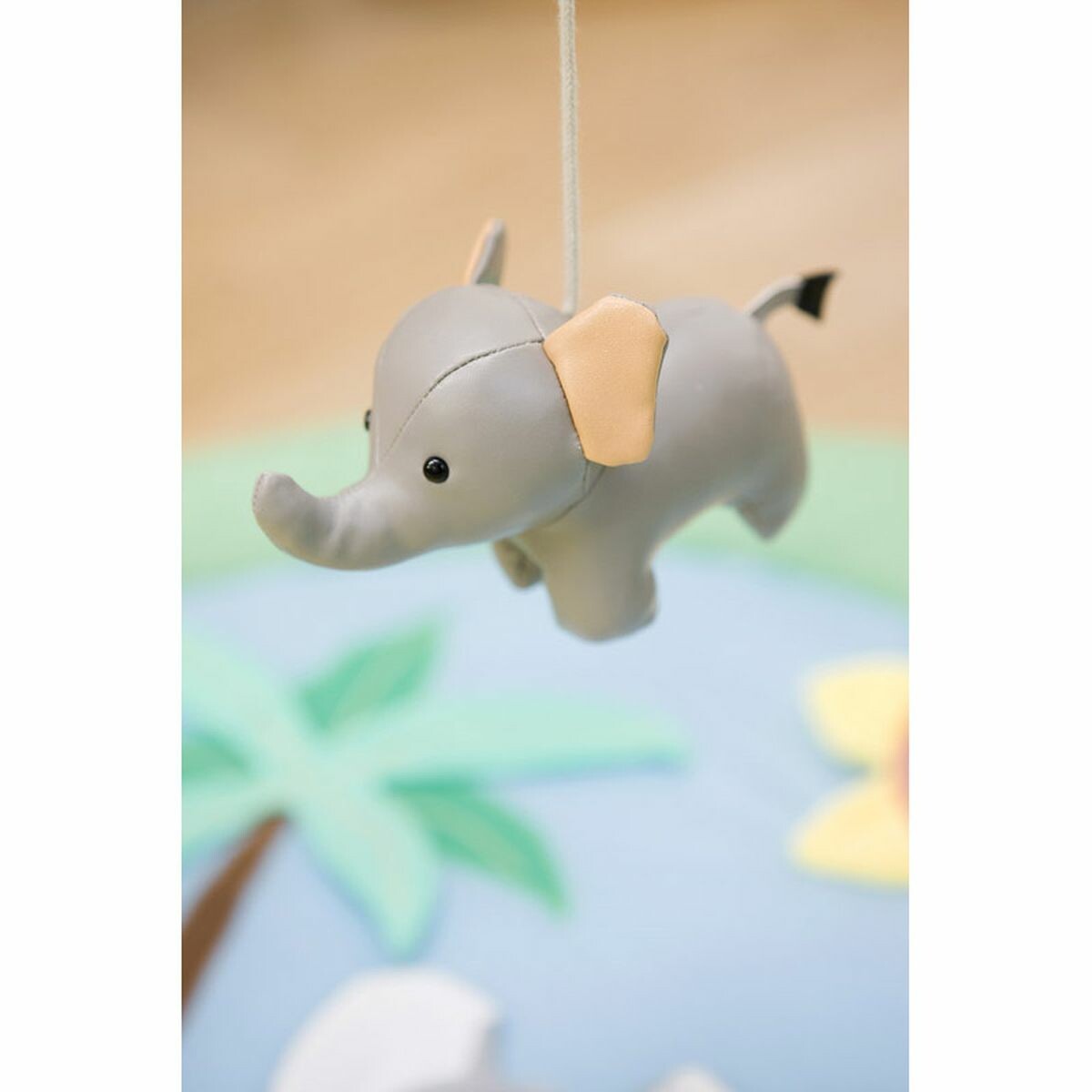 Arche-Eveil-Bois-Jungle-Bidiboule En plaçant Bébé sous l'arche d'éveil, vous lui offrez un espace sûr il peut jouer de manière indépendante pendant de courtes périodes.