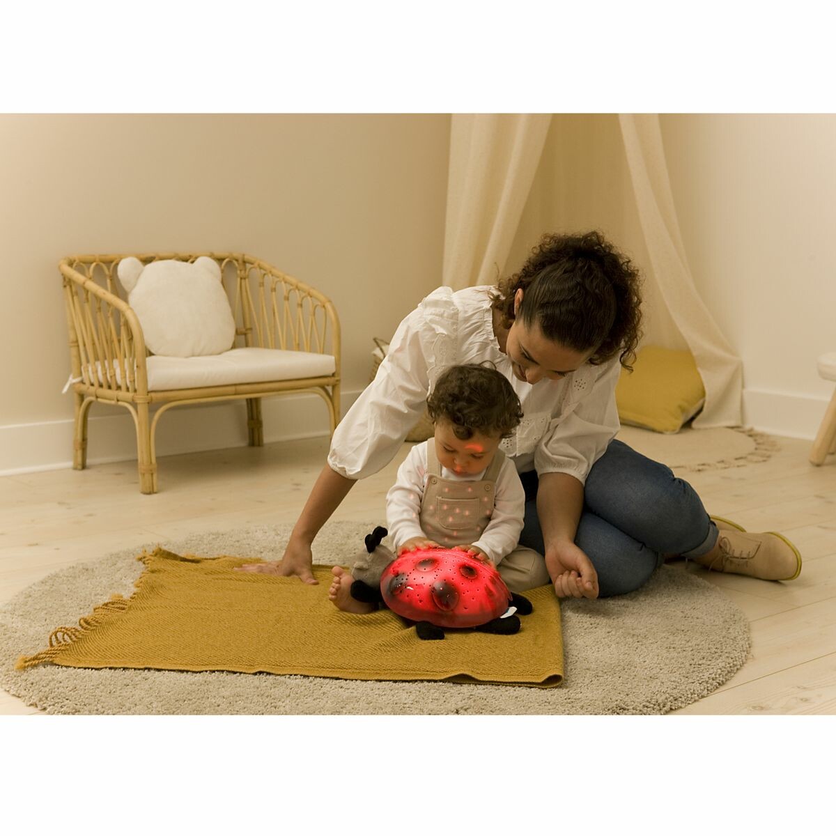 Vers 18 mois, il est très courant que la peur du noir se manifeste chez l’enfant.  La nuit est pour lui le moment où les dangers imaginaires deviennent possibles. Le jeune enfant veut laisser la lumière allumée ou dormir avec la porte de sa chambre ouverte