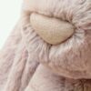 Chaque détail du Bashful Bunny a été soigné, une fourrure exceptionnellement douce, légère et moelleuse, une belle queue formée à partir d'un tissu de fourrure doux et plus long créant un magnifique pompon en forme de plume et un joli nez avec de superbes détails de fils étincelants.