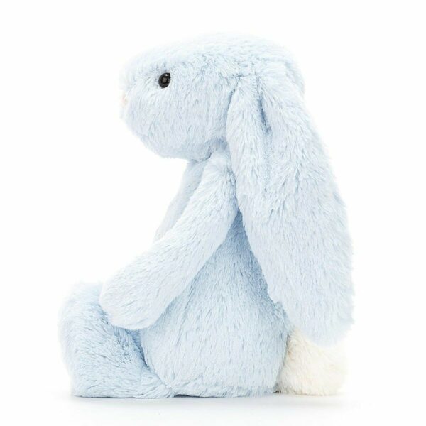 Chaque détail du Bashful Bunny couleur bleu pastel a été soigné, une fourrure exceptionnellement douce, légère et moelleuse, de longues oreilles tombantes, des pattes câlines et un nez en suédine très agréable à toucher.
