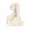 Le lapin est tout doux avec sa teinte crème, des oreilles et pattes avec un imprimé printanier cerisier en fleurs.