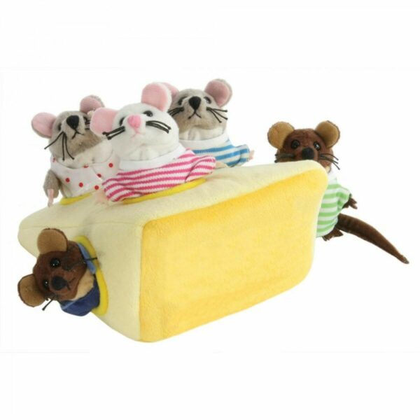 Coffret Marionnettes à doigt Souris et fromage. Un délicieux morceau de fromage avec une famille de 5 adorables petites souris, chacune avec son propre trou.Chaque marionnette à doigt est toute jolie, habillée,  et l'entrée élastiquée les aide à s'adapter à vos doigts.