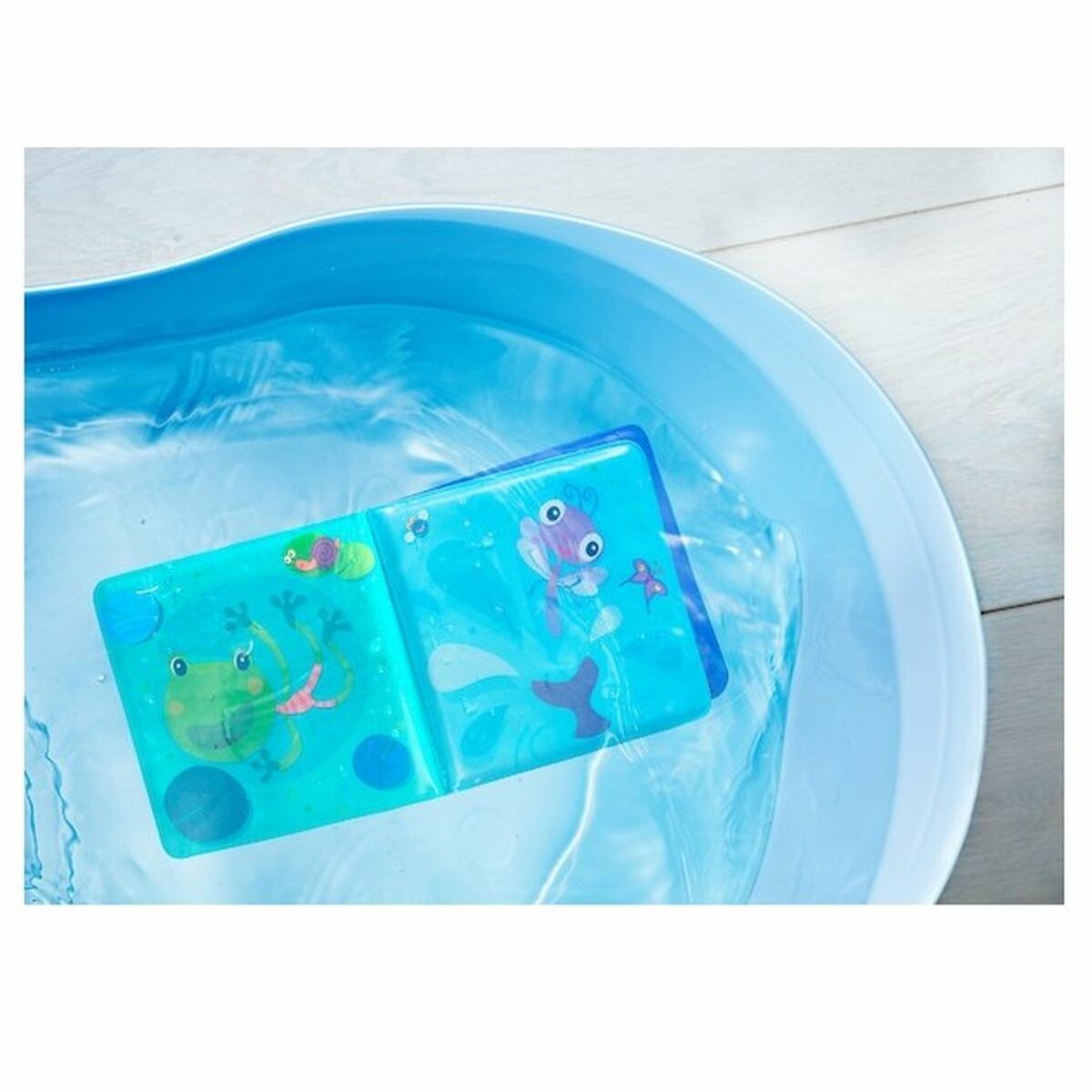 L’heure du bain devient magique avec ce joli livre en compagnie d’Alice la Renarde espiègle. Dès que l’eau du bain atteint 32 degrés ou plus, d’autres illustrations et personnages apparaissent pour surprendre et enchanter votre bambin