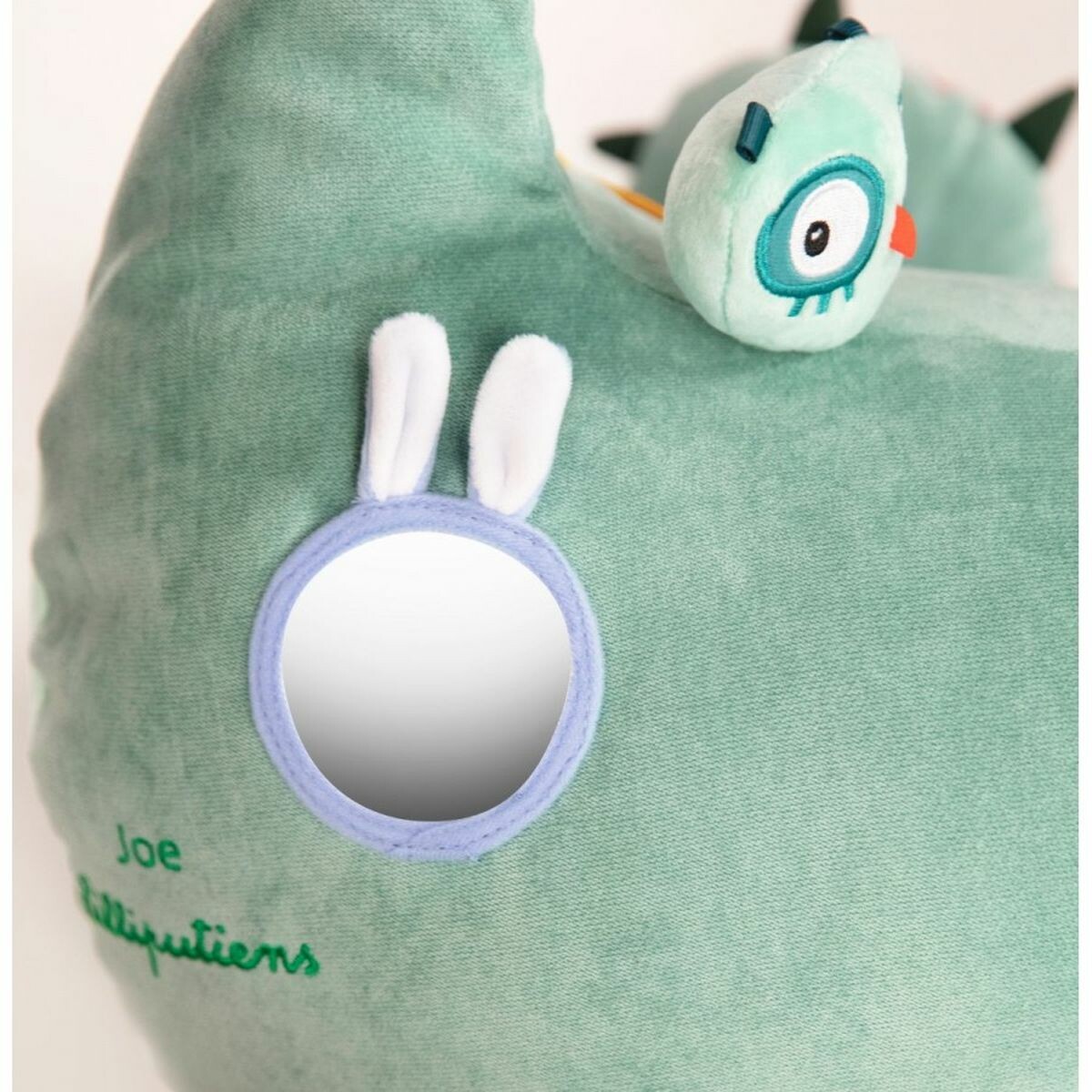 Grande-Peluche-Range-Pyjama-Joe De plus, celle-ci dispose de nombreuses activités d’éveil comme une clochette dans une patte, du papier bruissant dans les oreilles, une poche latérale en étoile ou encore un miroir. Enfin, Joe est accompagné d’un hibou sonore détachable à l’aide d’un scratch