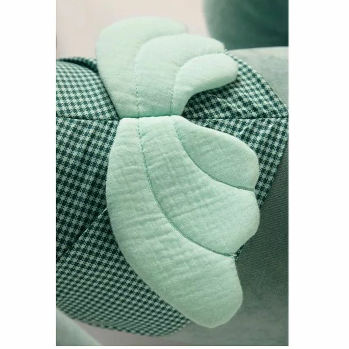 Grande-Peluche-Range-Pyjama-Joe De plus, celle-ci dispose de nombreuses activités d’éveil comme une clochette dans une patte, du papier bruissant dans les oreilles, une poche latérale en étoile ou encore un miroir. Enfin, Joe est accompagné d’un hibou sonore détachable à l’aide d’un scratch