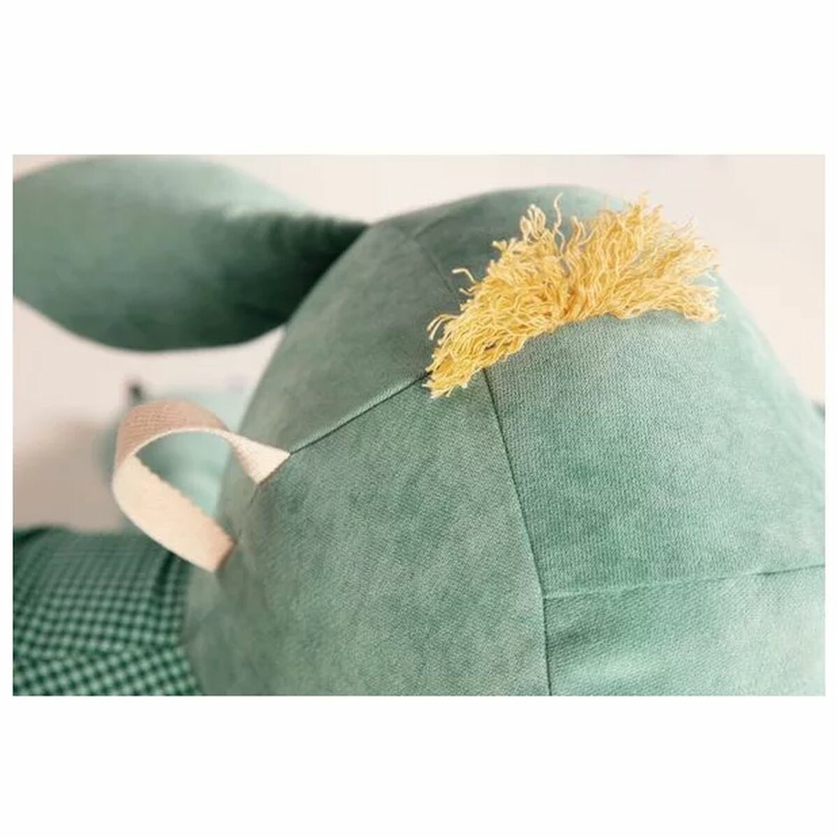 Grande-Peluche-Range-Pyjama-Joe Il est facilement transportable avec une poignée en tissu fixée sur sa tête.