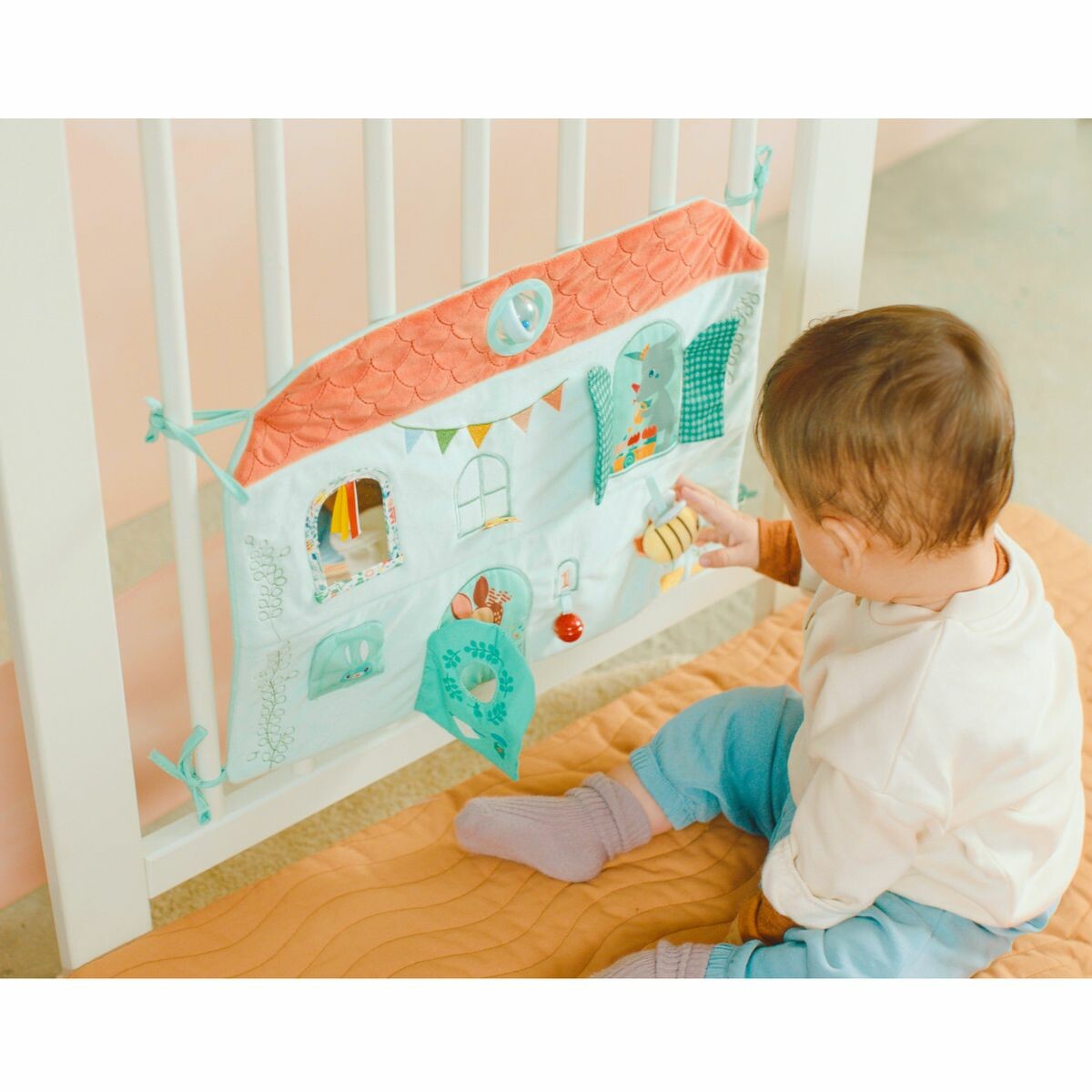 Tour-Lit-Maison-Stella-Bidiboule Il y en a de l’activité dans la maison de Stella et Joe ! La clochette retentit… la porte et les volants s'ouvrent, le bourdon butine la fleur... Ce panneau plein de découvertes et d'activités stimulantes s'accroche facilement au parc de Bébé ou aux barreaux de son lit. Il est doux et moelleux, ce qui permet de protéger bébé des chocs contre les barreaux du lit.