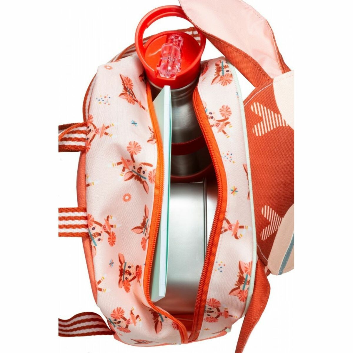 Super-Stella-sac-a-dos-Bidiboule Ce sac à dos à l’effigie de Stella le faon permettra à votre petit bout de transporter toutes ses affaires. Que ce soit pour la crèche, les journées chez les grands-parents ou sa première rentrée de maternelle, ce sac à dos coloré dispose d’une grande poche qui accueillera doudou, goûter et autres petits secrets.