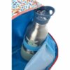 Un élastique est prévu pour maintenir la bouteille dans le compartiment de rangement plus grand ou il pourra glisser livres et cahiers.