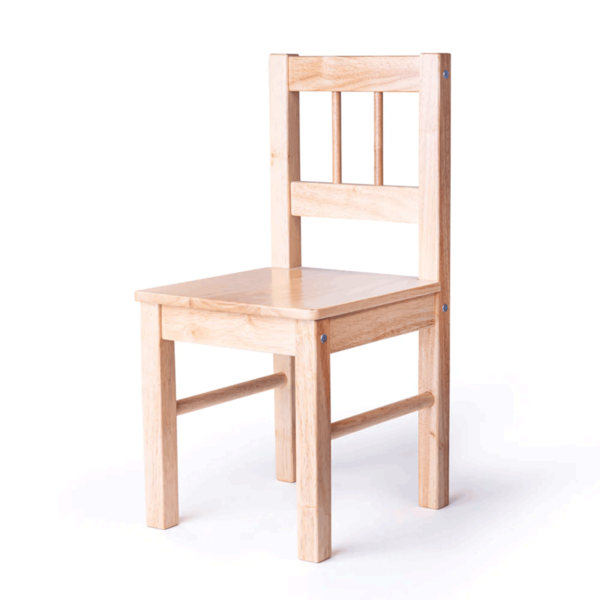Cette chaise enfant en bois naturel est une chaise de qualité, pratique et robuste.