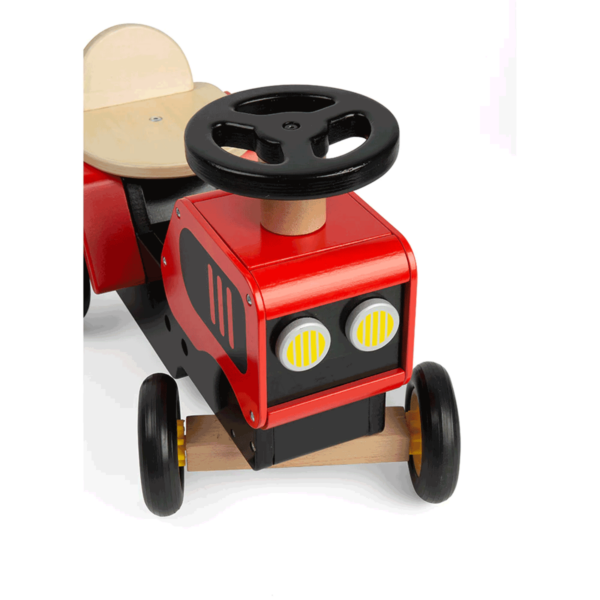 Ce véhicule en bois en forme de tracteur est équipé de roues et d'un dossier à l'arrière pour permettre une meilleure assise.