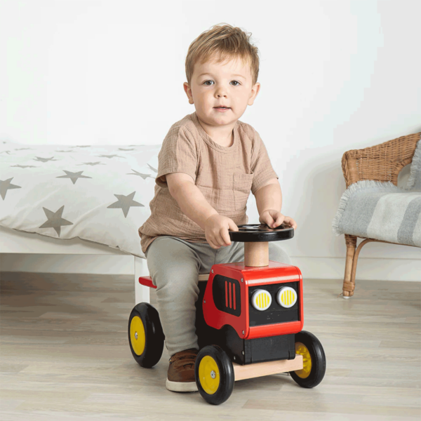 Bébé sera très fier de se promener partout dans la maison au volant ce beau tracteur