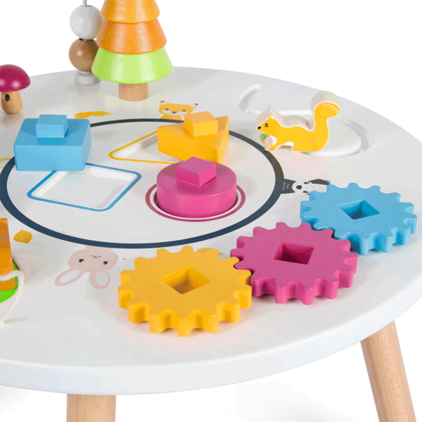 Les belles couleurs vives des éléments de la table invitent les bébés à explorer.