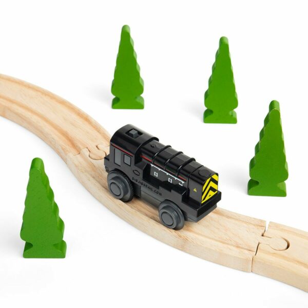 Ajoutez de la puissance à votre circuit de train en bois grâce à cette belle locomotive ! Vous pouvez la faire rouler toute seule sur votre circuit ou lui accrocher des wagons grâce à un couplage magnétique.