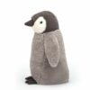 Percy le Pingouin est une peluche douce et moelleuse, parfaite pour les câlins.