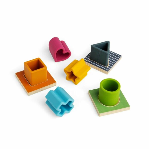 Notre jouet de trieur de formes comprend six formes en silicone et trois tuiles assorties double face.