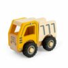 Ce camion en bois fabriqué de manière durable comprend une cabine jaune, une benne fonctionnelle et des roues en caoutchouc robustes avec bandes de roulement.