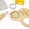 Cet ensemble de pâtisserie pour enfants est fabriqué à partir de bois certifié FSC® durable et coloré avec des peintures et des laques non toxiques.