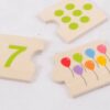 Ce jouet éducatif incroyablement simple utilise des couleurs vives et audacieuses et des illustrations pour rendre le comptage et la reconnaissance des nombres amusants