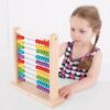 Ce jouet boulier en bois arc-en-ciel encourage les compétences en calcul, la création de motifs et la reconnaissance des couleurs lorsque les petites mains déplacent les perles