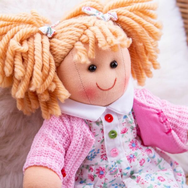 Elle douce et câline, vêtue d'une tenue très mignonne. Cette poupée douce et câline est une pionnière de la mode avec sa robe lumineuse et son joli cardigan rose.