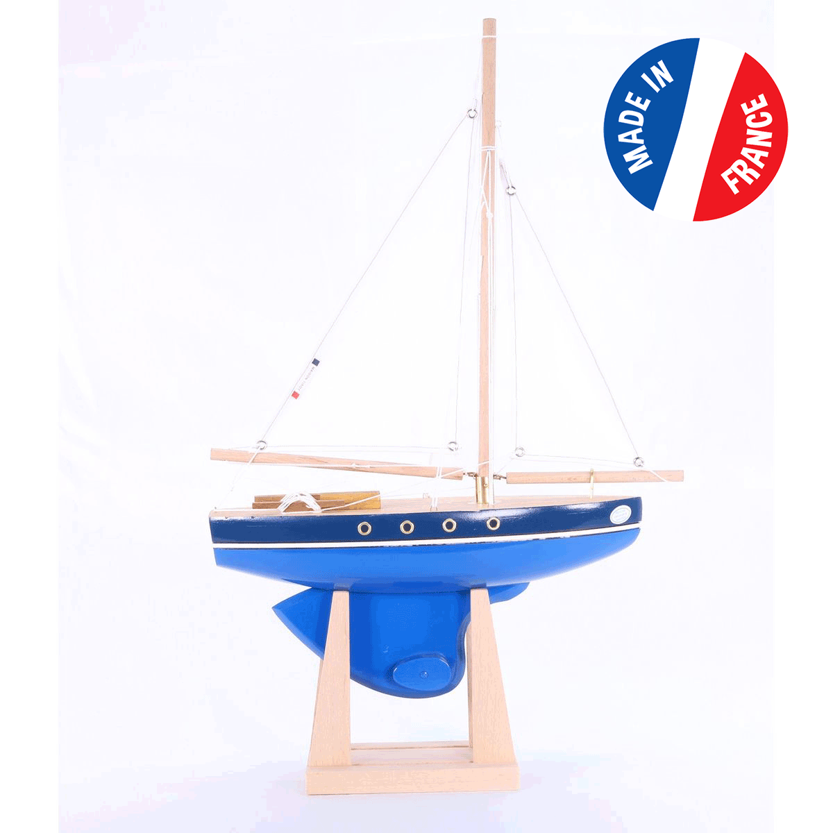 Il filera à toute allure comme un vrai voilier.