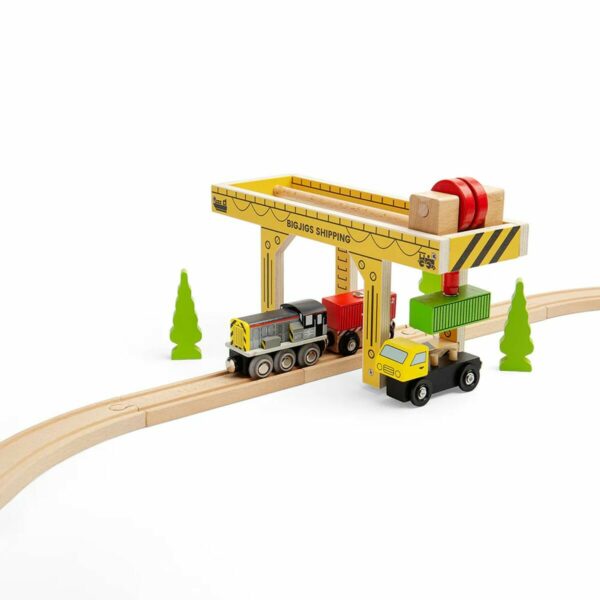 Ce jouet de train en bois comprend une grue fonctionnelle et un camion porte-conteneurs avec une charge amovible