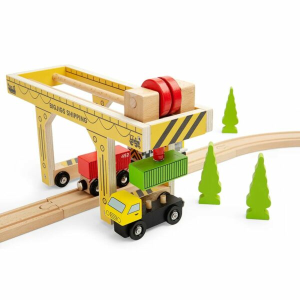 Ce jouet de train en bois comprend une grue fonctionnelle et un camion porte-conteneurs avec une charge amovible