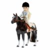 La poupée Lottie cavalière et son poney sont prêts pour leur séance d'équitation