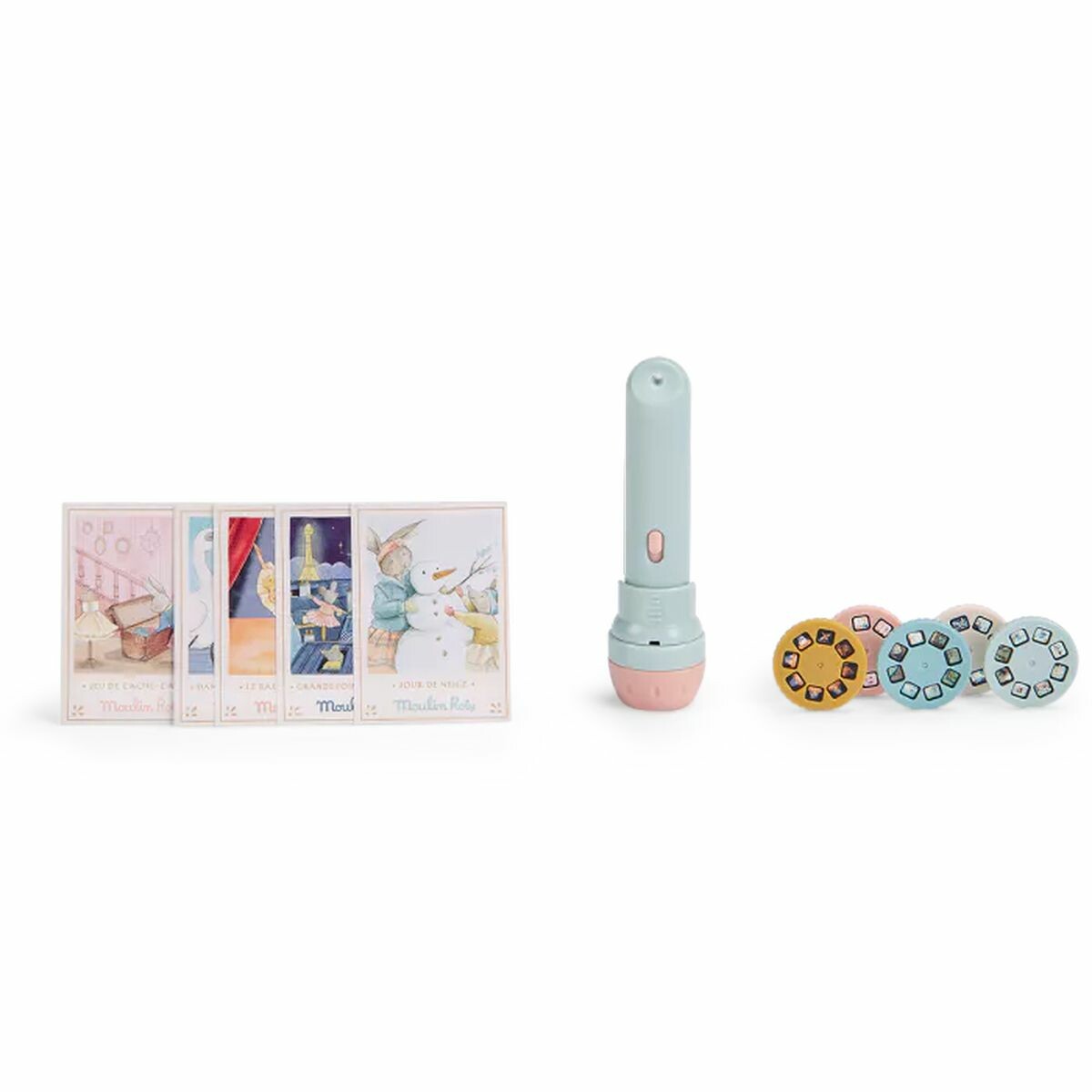 La lampe à histoires est composée d'une base en plastique robuste, légère et facile à manipuler pour les petites mains. Elle est équipée d'une ampoule LED intégrée qui projette des images illustratives du livre, sur le mur ou le plafond de la chambre de l'enfan