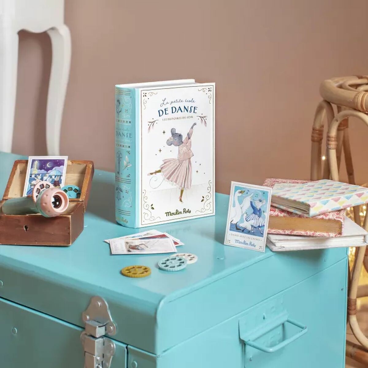 Une alternative rigolote pour raconter l'histoire du soir.  Un objet ludique et imaginatif conçu pour émerveiller les enfants.