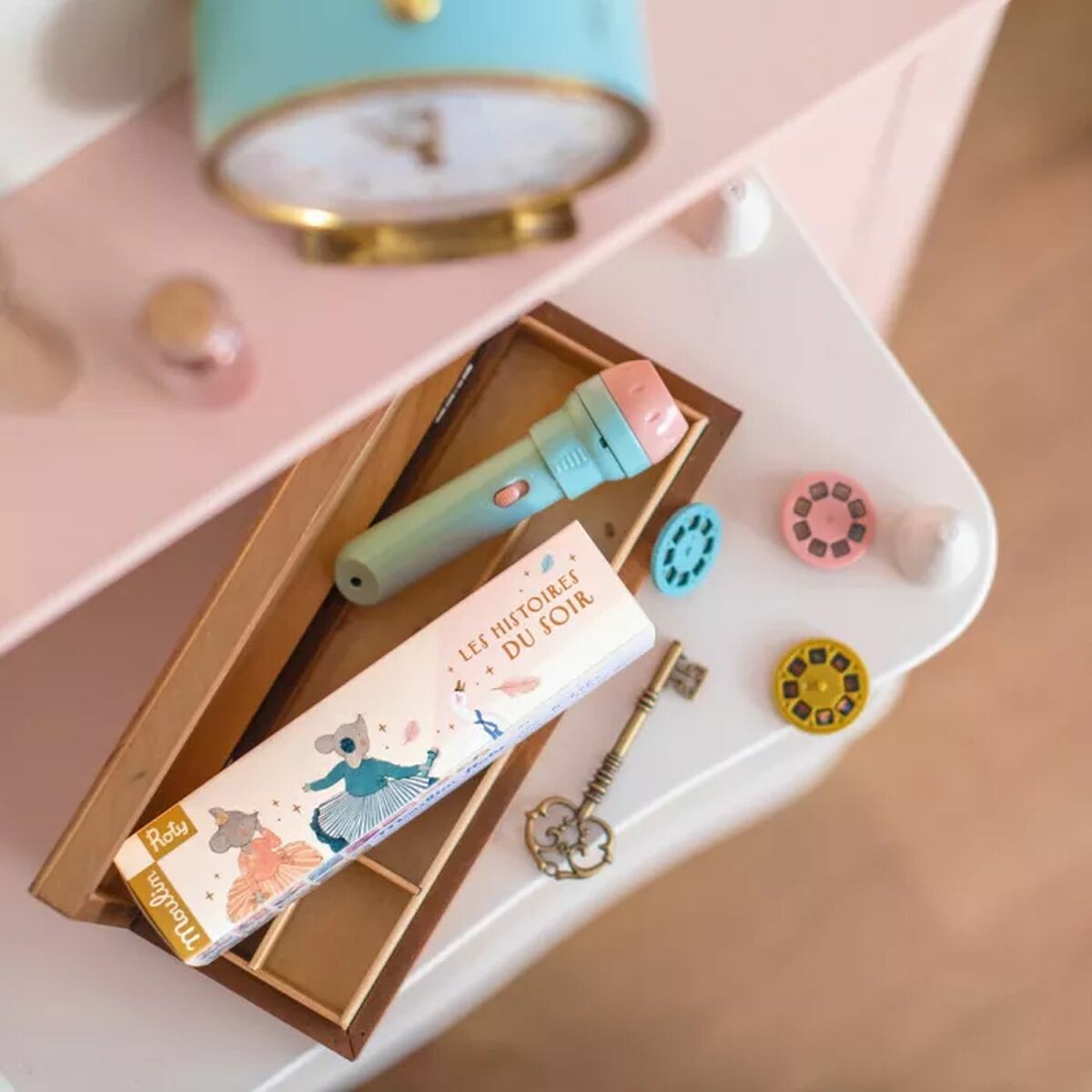 Ce set comprend une lampe à projeter et 3 disques pour imaginer de belles histoires avant de s'endormir le soir. On éteint la lumière pour que la magie opère et c'est parti…