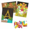 Des petits cylindres autocollants pour compléter 4 jolies illustrations. L'enfant colle les tubes sur le tableau puis retire la partie transparentes et hop, des pompons colorés apparaissent !