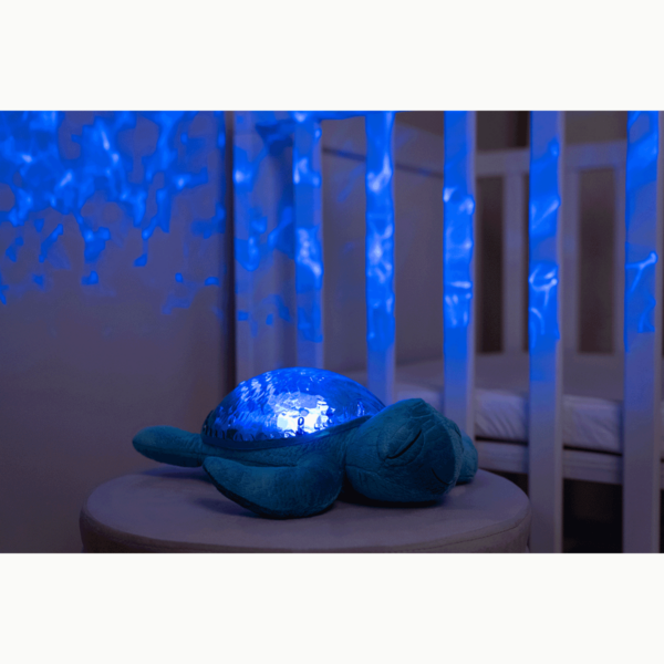 La veilleuse Tranquil Turtle™- Bleue (Rechargeable) apaise bébé dès sa naissance et rassure les enfants qui ont peur du noir.