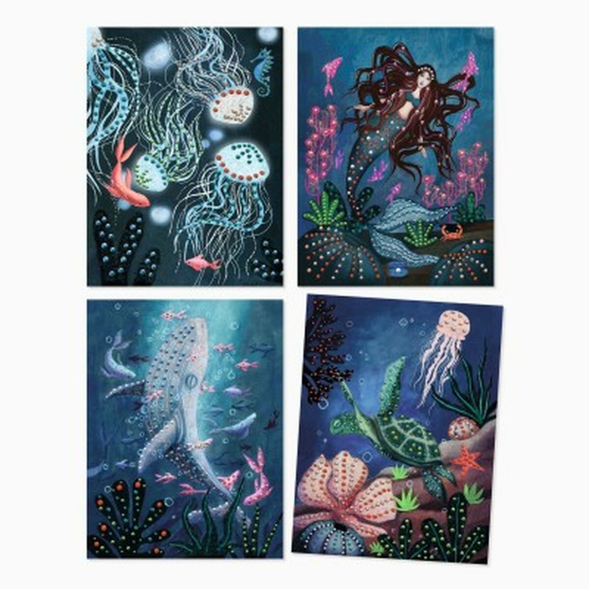 Contenu : 4 tableaux illustrés à compléter (21 x 28 cm), 8 couleurs peinture perlée, 1 pinceau, 1 livret pas-à-pas en couleurs.