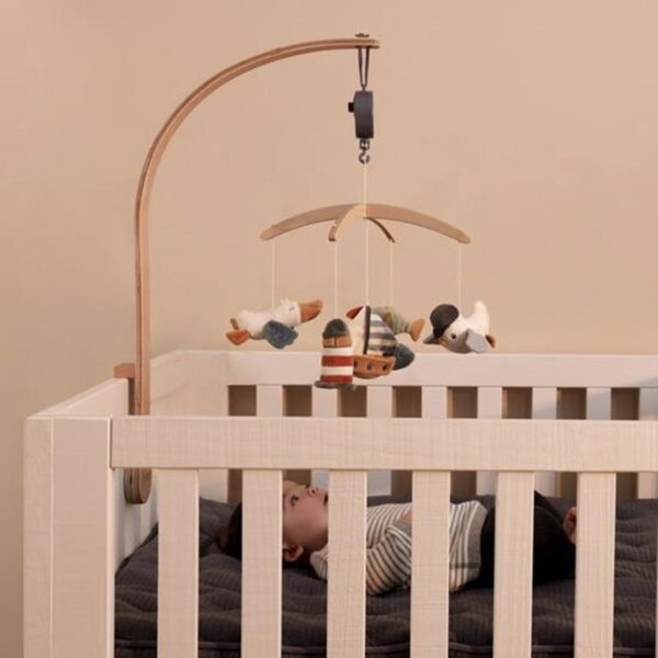 Ce beau mobile Mobile musical en bois Mer est apaisant pour les bébés grâce à la douce berceuse.